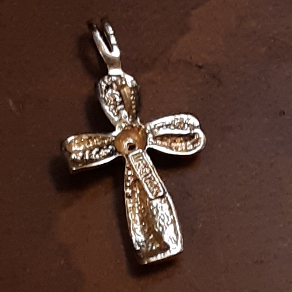 Gold cross pendant with small diamond - Picture 2 of 3